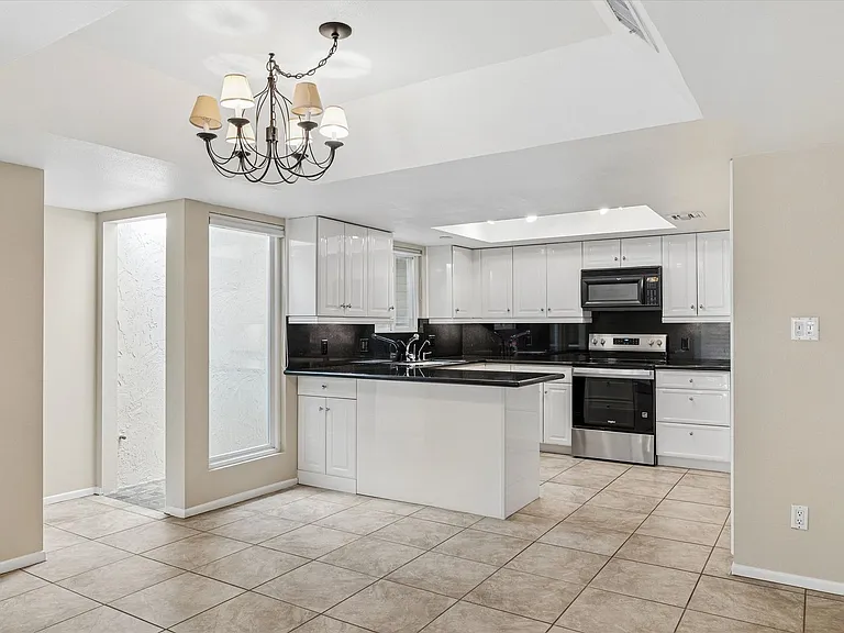 5208 N 78th Way — Photo 9