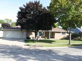606 Carol Lynn Dr, Little Chute, WI 54140