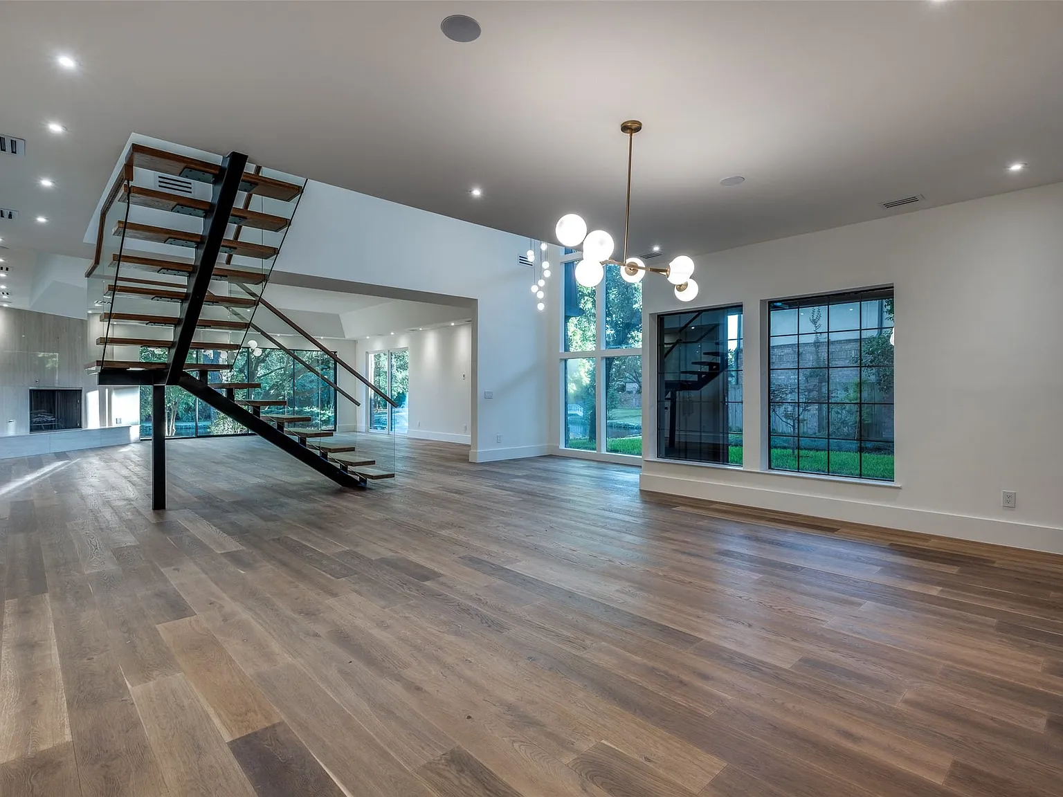 4 bed, 4.5 bath, 4062 sqft, $12,950 — Photo 4