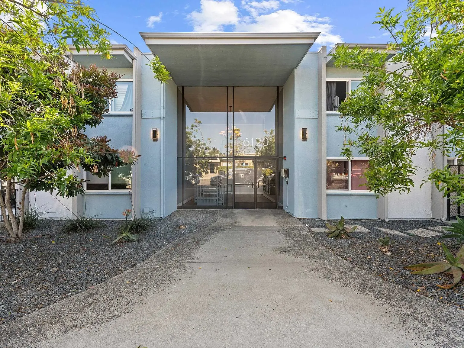 1 bed, 1.0 bath, 891 sqft, $1,300 — Photo 1