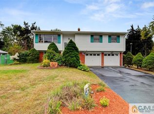 655 Old Stage Rd, Spotswood, NJ 08884