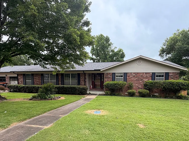 319 Tanglewood Dr — Photo 1