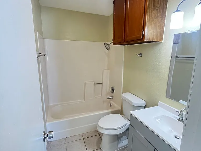 Town Oaks Apartments — Photo 15