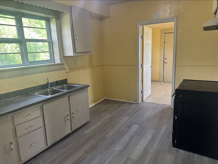 1017 Hunter Ave — Photo 3