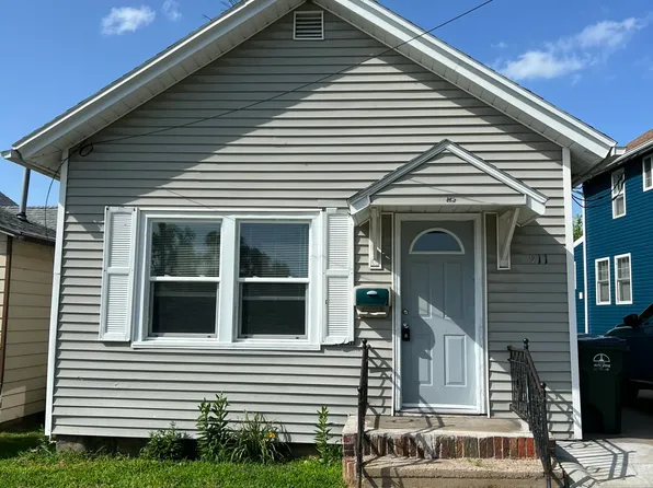 911 Lucas St, Muscatine, IA 52761