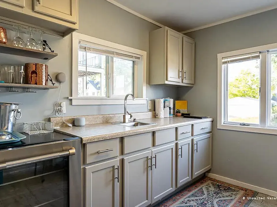 Kitchenette/Bar Area