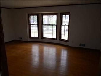 3rd image of 209 E 113th St