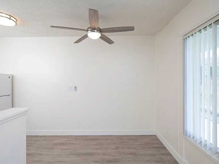 Aztec Pacific Apartments — Photo 17