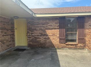2824 Pakenham Dr, Chalmette, LA 70043
