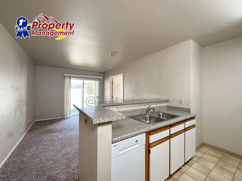 Building Photo - 870 W Belmont St #108