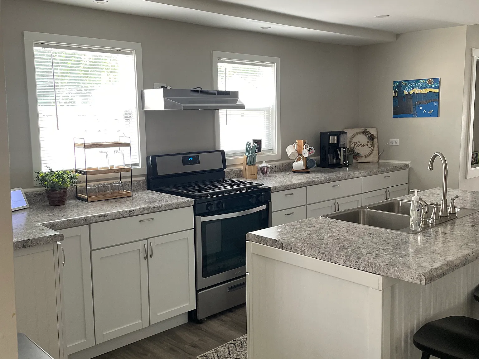 4 bed, 1.5 bath, 1400 sqft, $2,300 — Photo 2