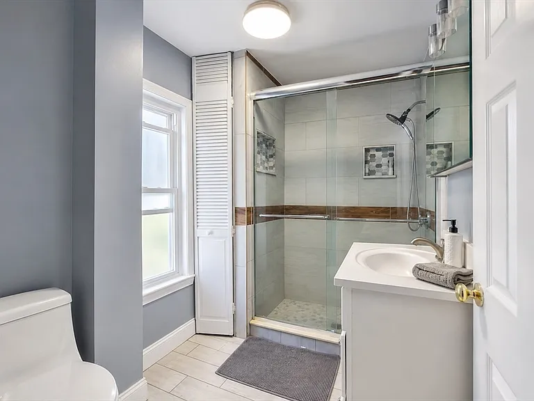 27 Franklin Ave — Photo 15