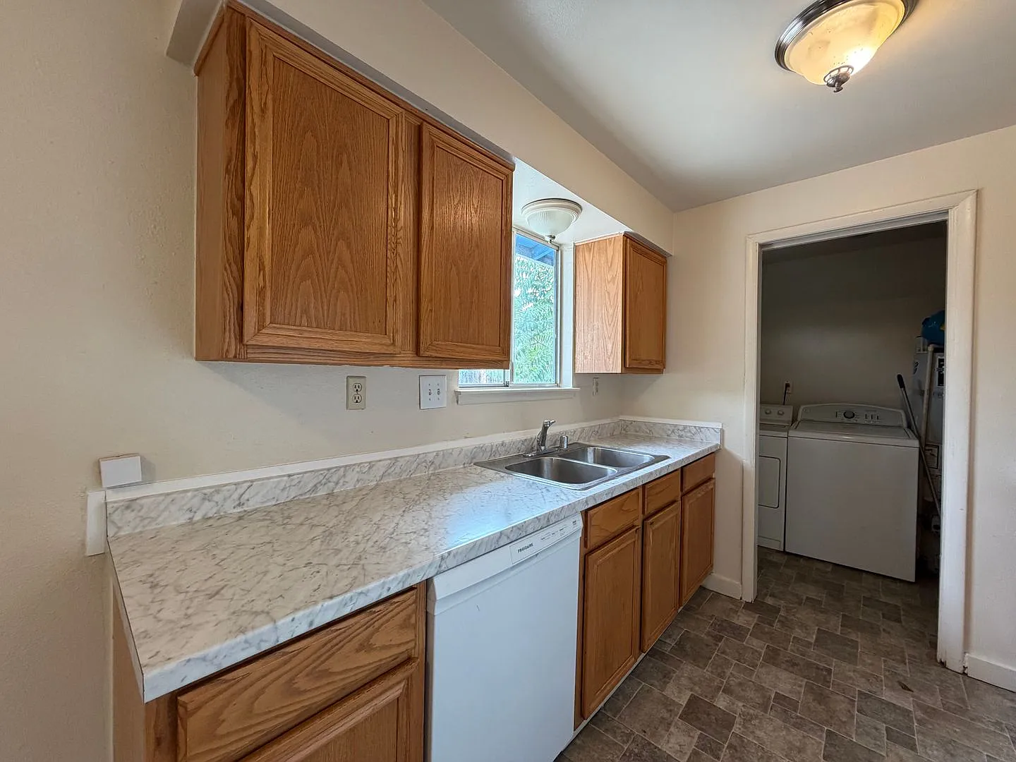 Charming 3 Bedroom 2 Bathroom 1 Car Garage Fernley Home — Photo 3