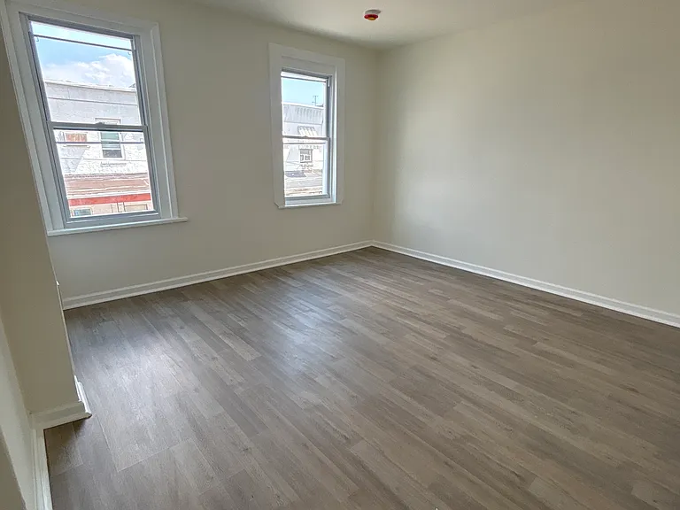 6125 Glenmore Ave #2 — Photo 5