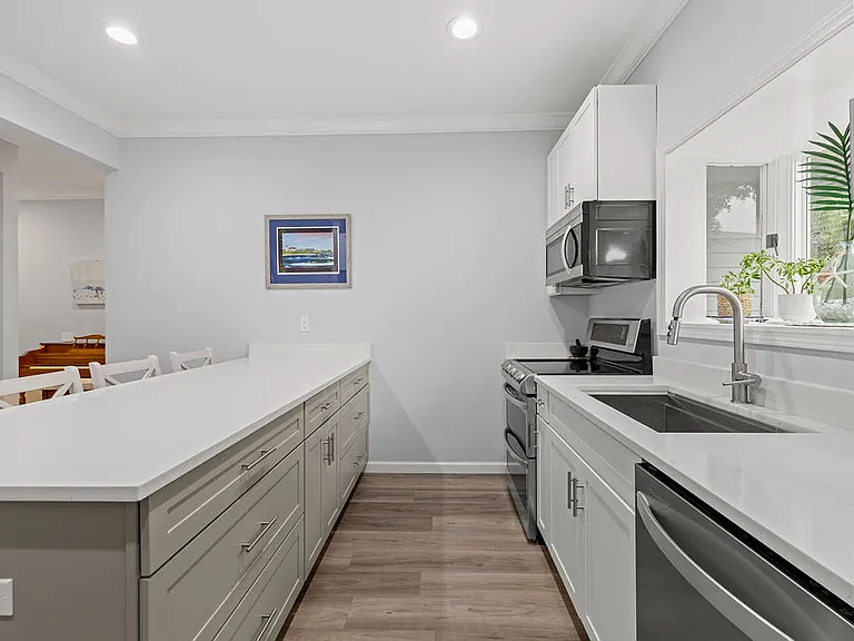 300 S Peppertree Dr — Photo 3