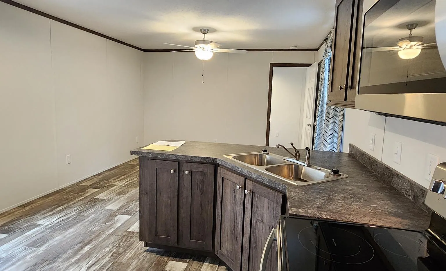 2 bed, 610 sqft, $1,649 — Photo 2