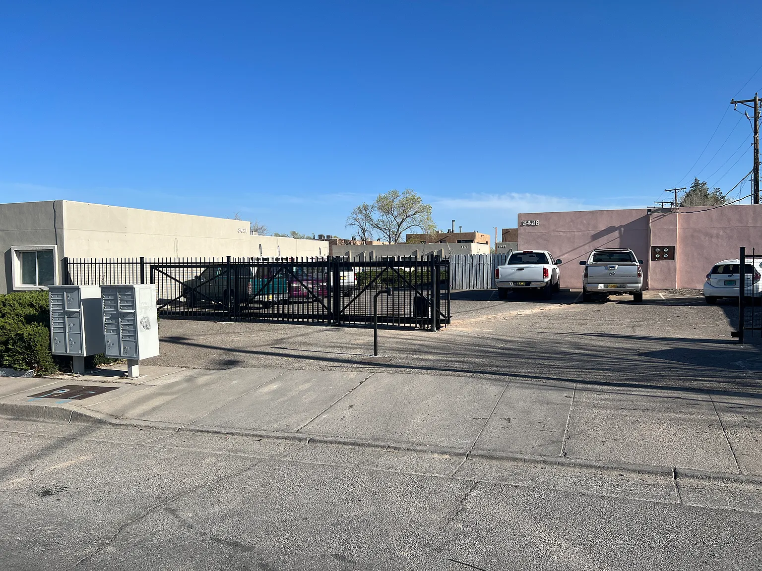 Updated and Very Private 1 Bedroom Apt with a Yard — Photo 3