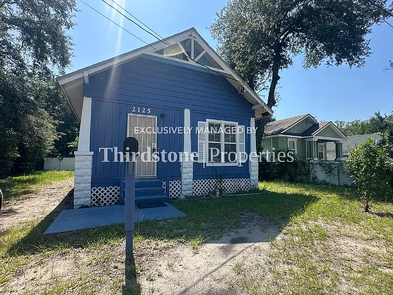 2125 Lambert St — Photo 17