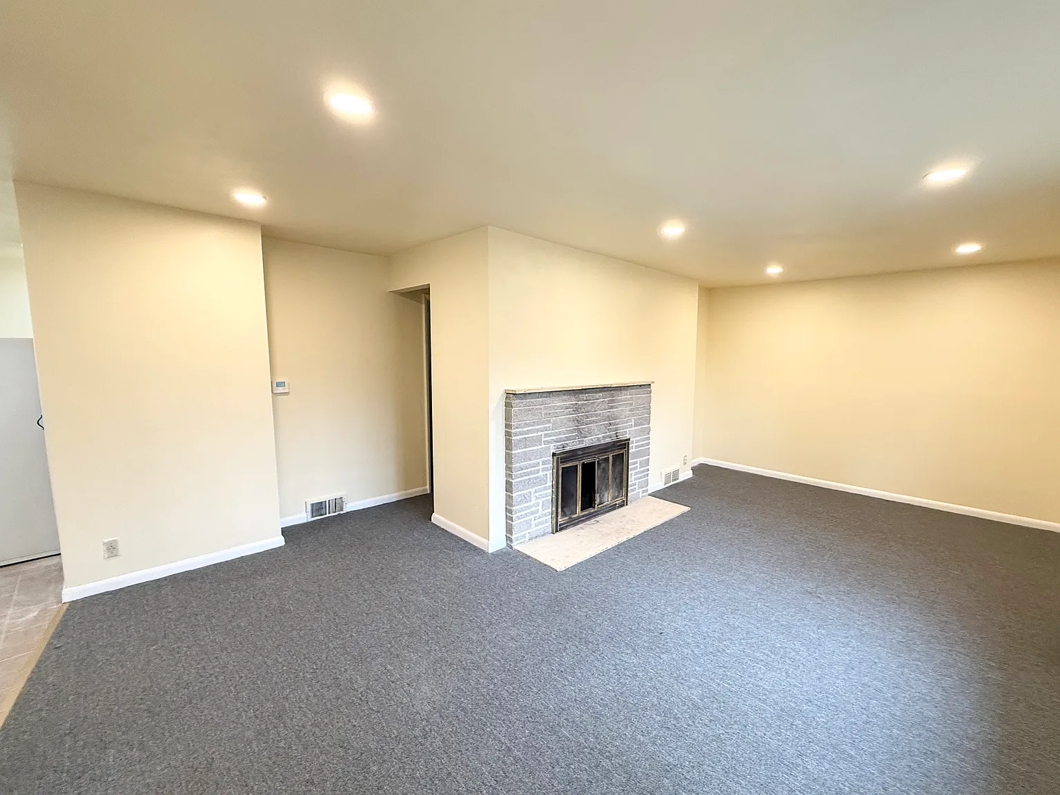 5 bed, 2.5 bath, 2060 sqft, $3,200 — Photo 4