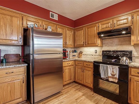 4th image of 413 S Schubert Dr