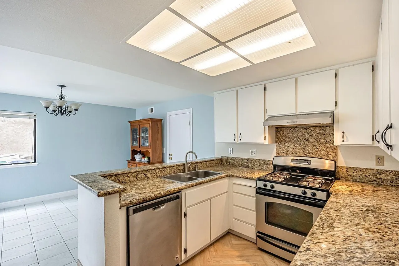 3 bed, 2.5 bath, 1415 sqft, $3,700 — Photo 2