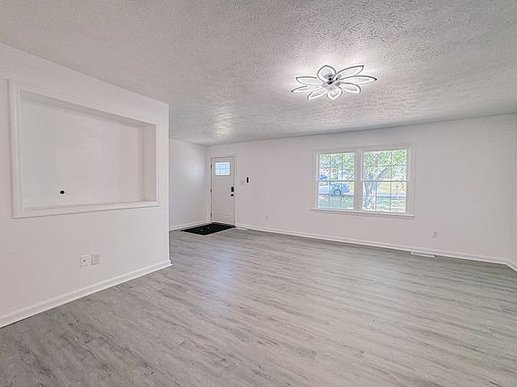 5th image of 86 Hickory Hollow Dr