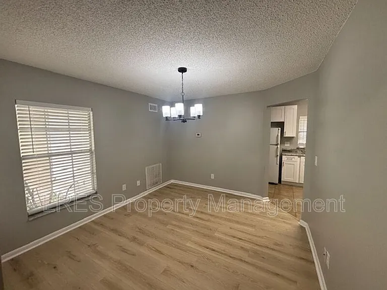 1004 Stout Ct — Photo 8