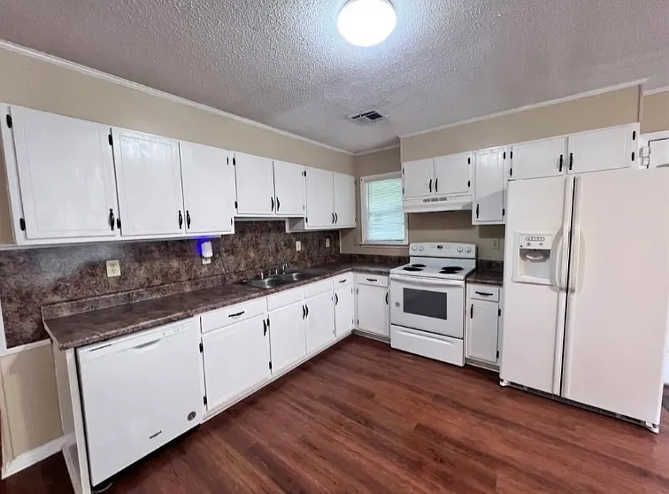 3 bed, 2.0 bath, 1232 sqft, $1,600 — Photo 3