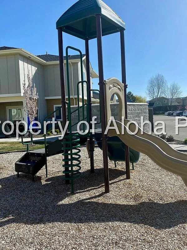 3 bed, 2.5 bath, 1264 sqft, $2,051 — Photo 3