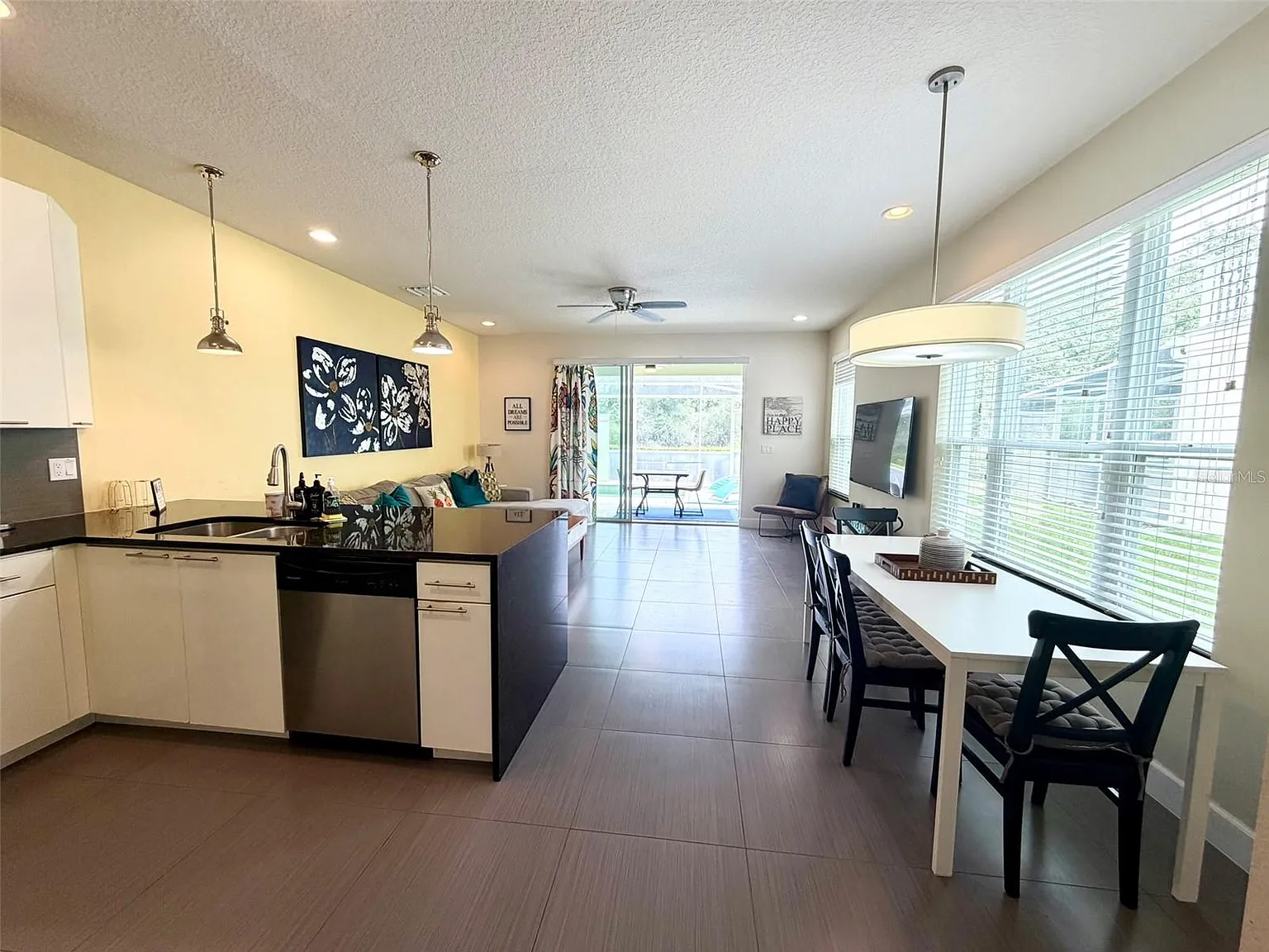3 bed, 3.0 bath, 1512 sqft, $2,450 — Photo 2