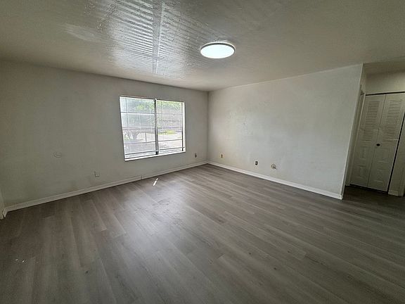 4th image of 2404 SW 31st Pl #6