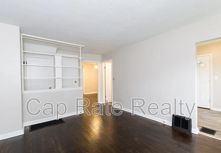 324 S Powell Ave — Photo 10
