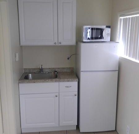3rd image of 415 Wilshire Pl Unit B