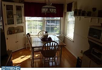 foyer w/hardwood floor