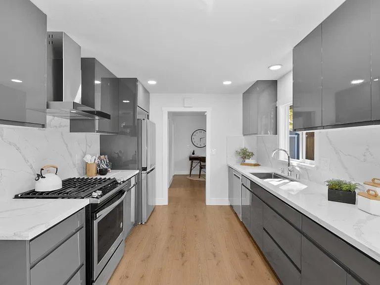 3905 Stanford Way — Photo 2