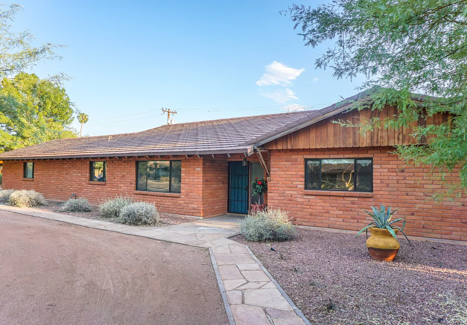 505 E Loma Vista Dr — Photo 2