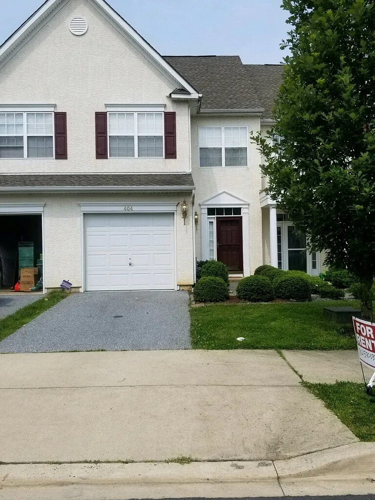 3 bed, 2.5 bath, 1750 sqft, $2,400 — Photo 1