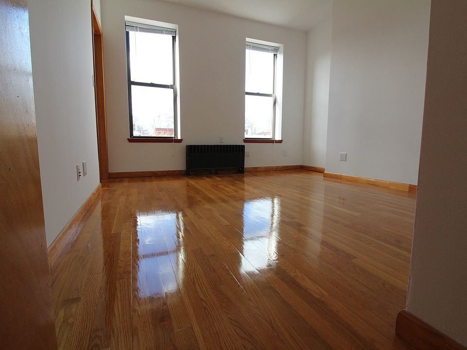 Approximately 125 Sq Feet