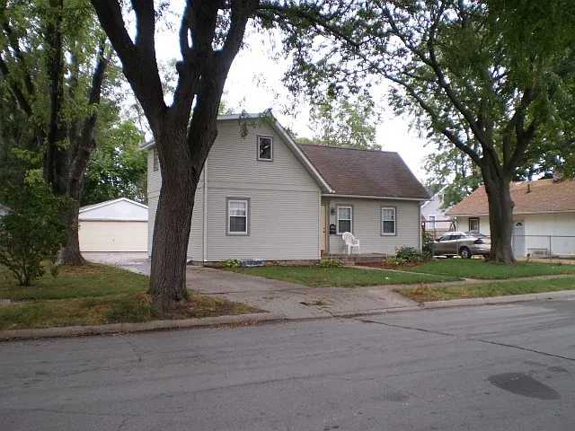 3 Bedroom 2 Bath Home with 4 Car Garage Available in Rockford — Photo 2