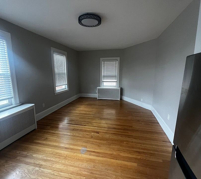 2nd image of 843 Farmington Ave #301