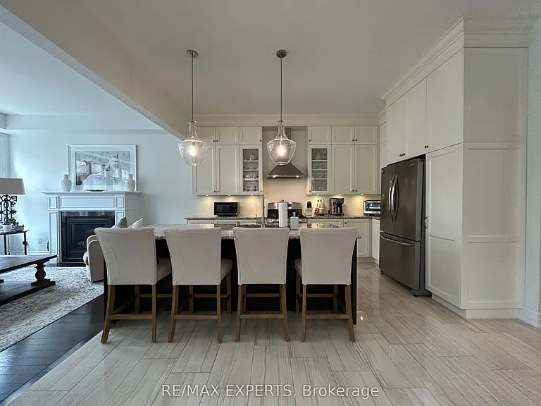 77 Robert Berry Cres — Photo 3