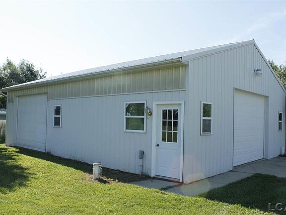 30x40, concrete floor, 200 amp service, and plumbed for a half bathroom.