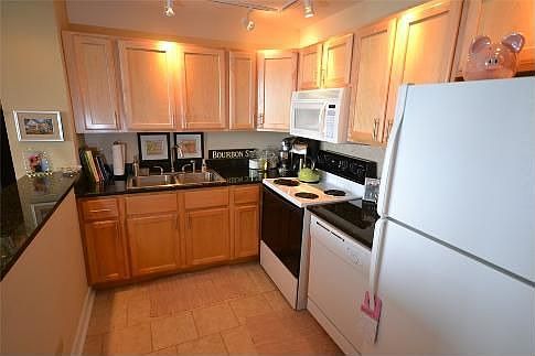 4th image of 1636 N Wells St APT 2204