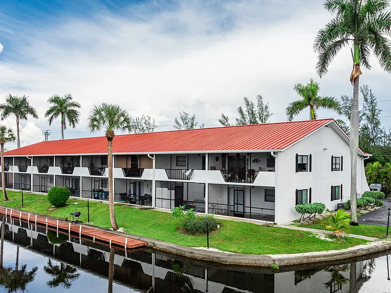 Coral Harbor Apartments — Photo 4