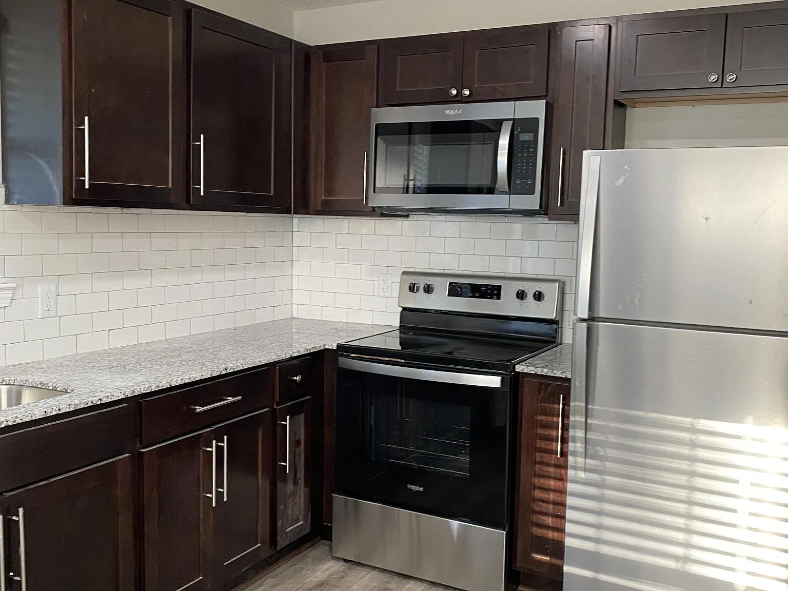 3 bed, 920 sqft, $950 — Photo 1