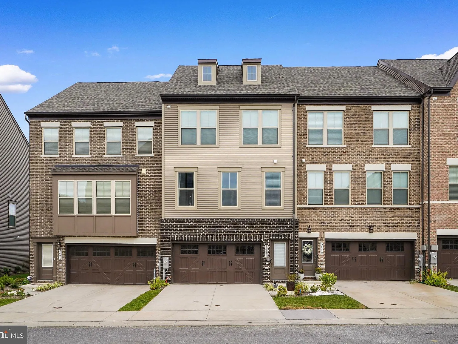 3 bed, 3.5 bath, 2626 sqft, $3,950 — Photo 1