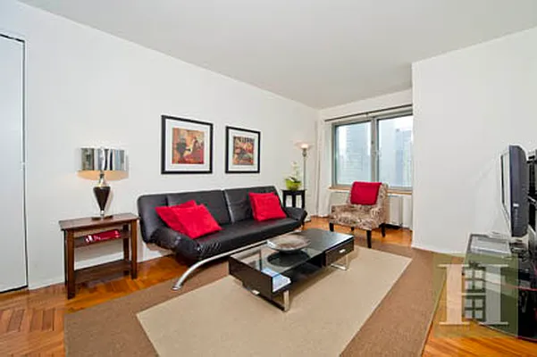 Rented by Halstead Real Estate | media 27