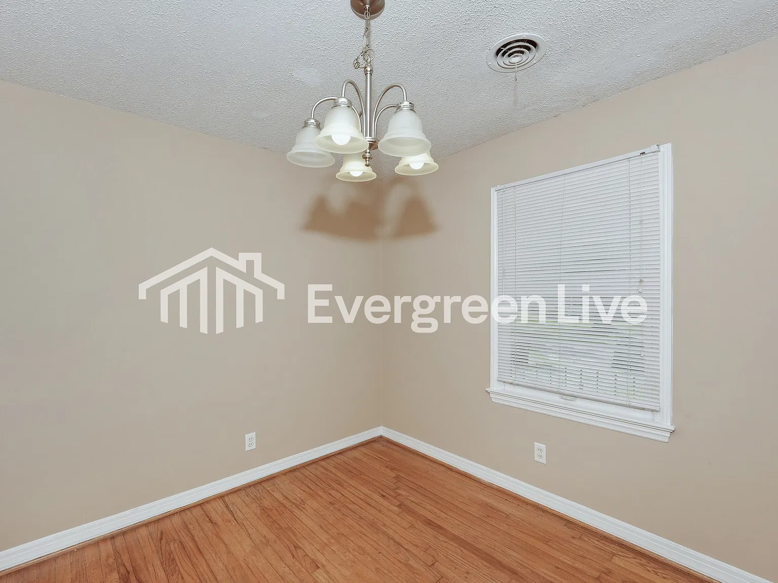 3 bed, 1.0 bath, 1153 sqft, $1,195 — Photo 4