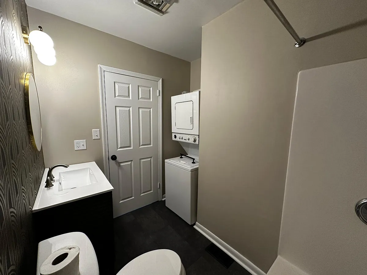 Building Photo - 1206 Delaware Ave #1