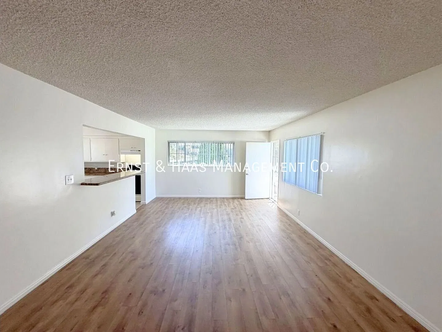 Lovely 2-Bedroom, 1-Bathroom Apartment with Private Garage! — Photo 4